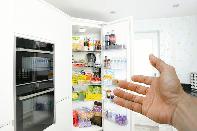 Відчинений холодильник з продуктами